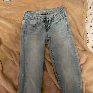 slightly worn american eagle low rise skinny jeans in great condition